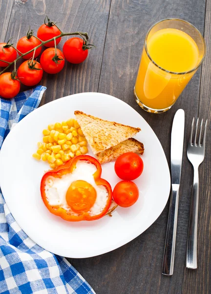 Stekt ägg i söt paprika — Stockfoto