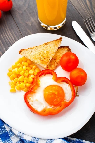 Spiegelei in süßem Paprika — Stockfoto