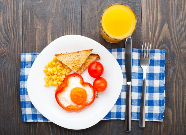 Sahanda yumurta, tatlı kırmızı biber — Stok fotoğraf
