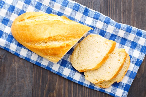 Färsk limpa vitt bröd — Stockfoto