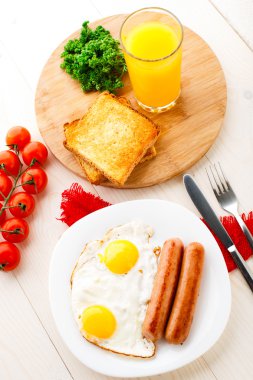 Sosisli sahanda yumurta.