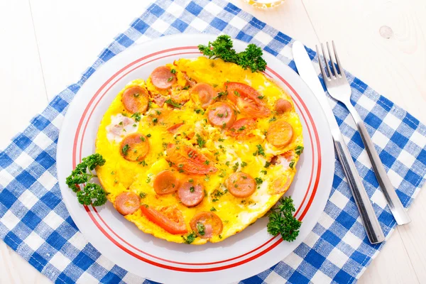 Omelette with slices of sausage and tomato — Stock Photo, Image