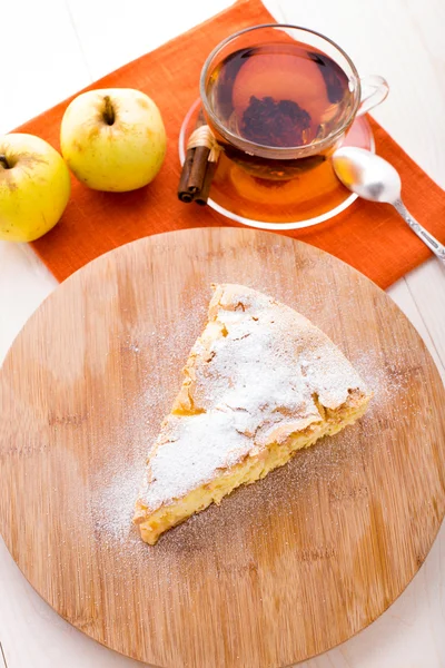 Rebanada de delicioso pastel de manzana recién horneado — Foto de Stock