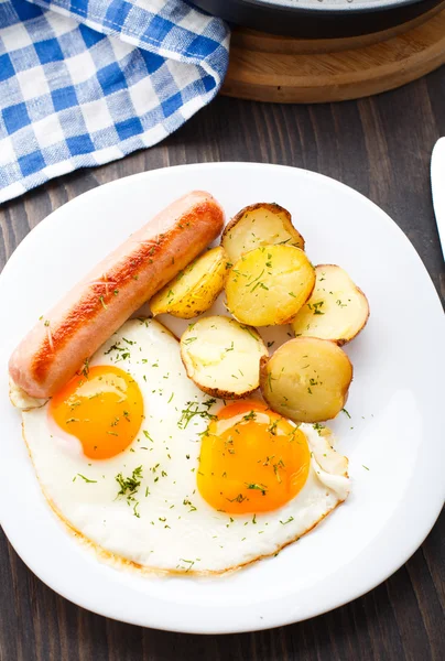 Petit déjeuner avec œufs, saucisses et pommes de terre — Photo