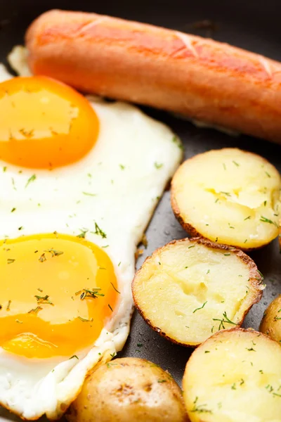 Frühstück mit Eiern, Wurst und Kartoffeln — Stockfoto