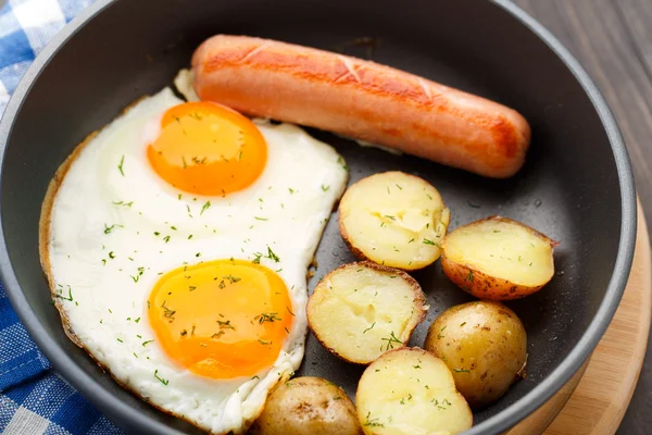 Frühstück mit Eiern, Wurst und Kartoffeln — Stockfoto