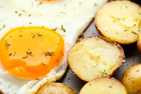Desayuno con huevos, salchichas y patatas —  Fotos de Stock