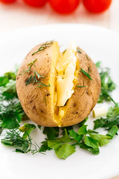 Bakad potatis med smör — Stockfoto