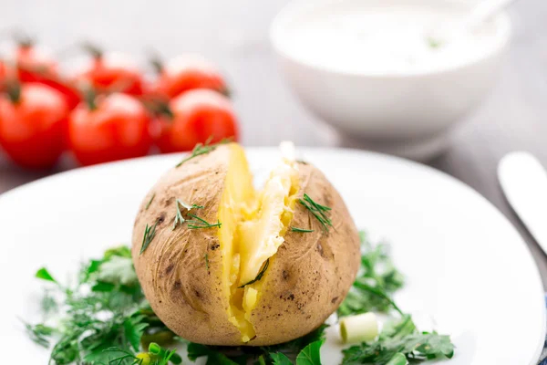 Печёная картошка с маслом — стоковое фото