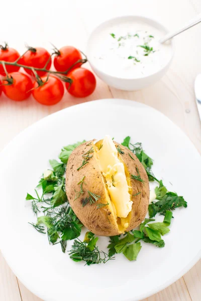 Ofenkartoffel mit Butter — Stockfoto