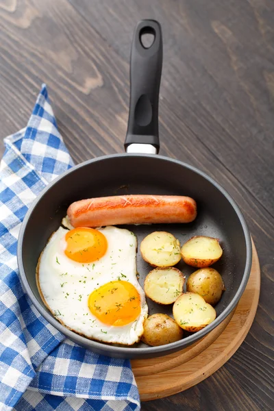 Kahvaltı yumurta, sosis ve patates ile — Stok fotoğraf