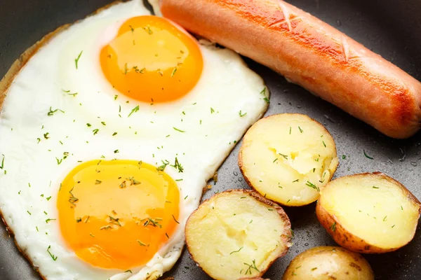 Frühstück mit Eiern, Wurst und Kartoffeln — Stockfoto