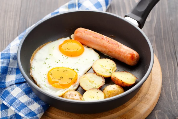 Breakfast with eggs, sausage and potato — Stock Photo, Image