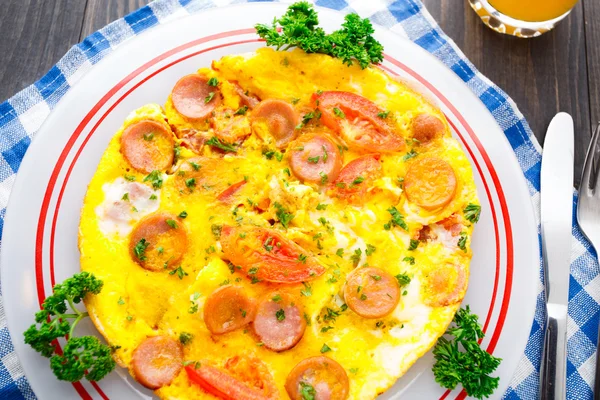 Omelette mit Wurstscheiben und Tomaten — Stockfoto