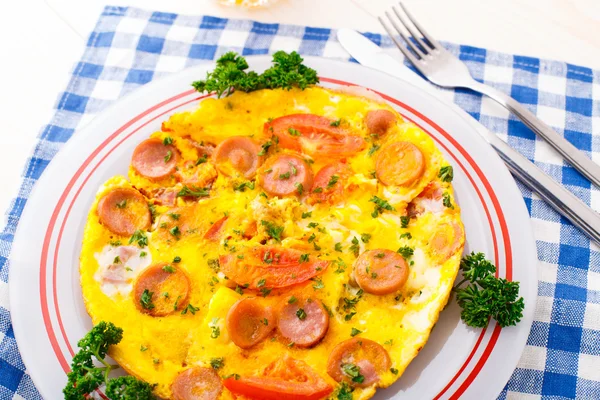 Omelete com fatias de salsicha e tomate — Fotografia de Stock