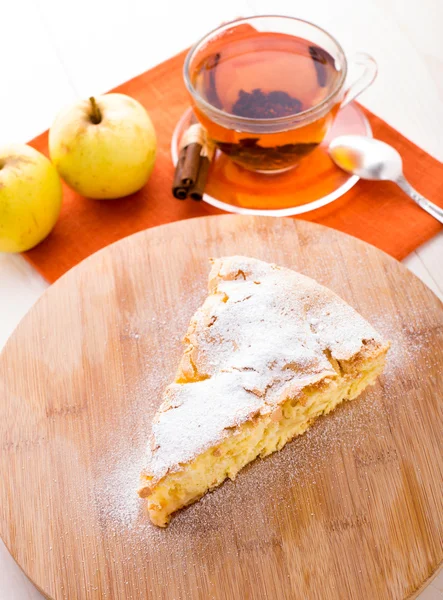 Rebanada de delicioso pastel de manzana recién horneado — Foto de Stock