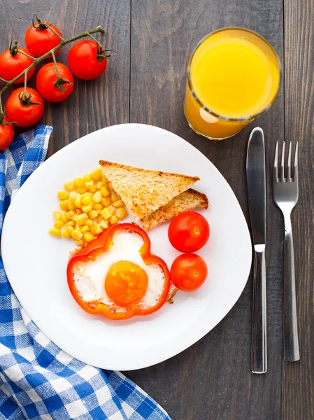 Spiegelei in süßem Paprika — Stockfoto