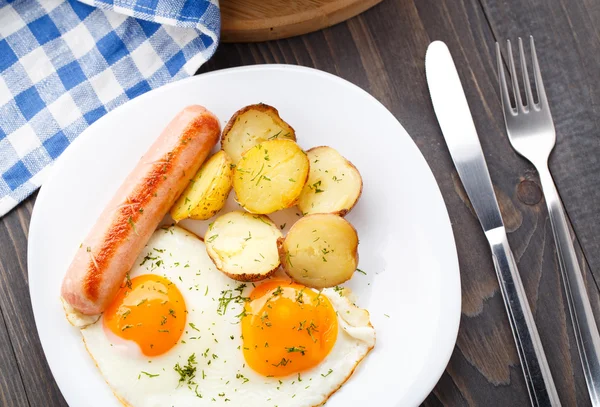 Frühstück mit Eiern, Wurst und Kartoffeln — Stockfoto