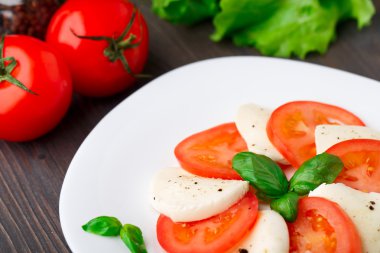 domates ve mozzarella ile fesleğen yaprağı