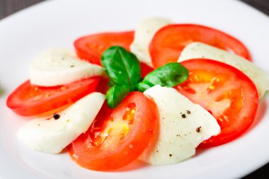 domates ve mozzarella ile fesleğen yaprağı