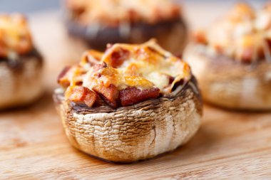 jambon ve peynir ile doldurulmuş petrol