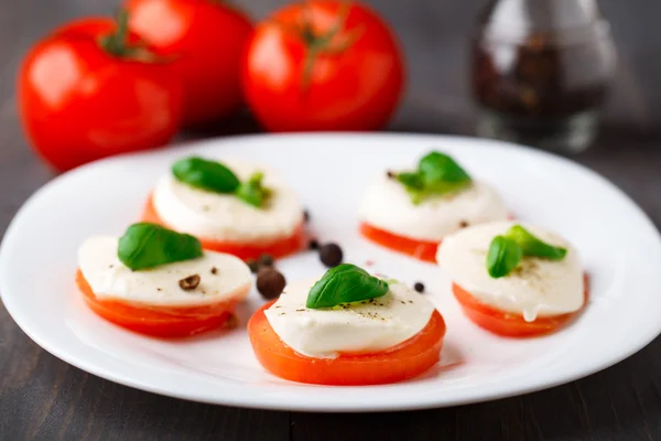 Tomate et mozzarella aux feuilles de basilic — Photo