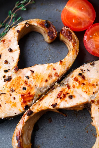 Bife de salmão com tomilho e pimenta — Fotografia de Stock