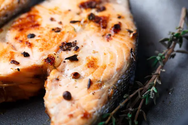 Steak de saumon au thym et poivre — Photo