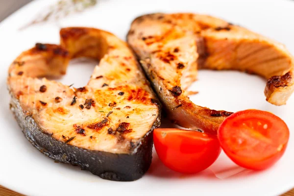 Lachssteak mit Thymian und Pfeffer — Stockfoto