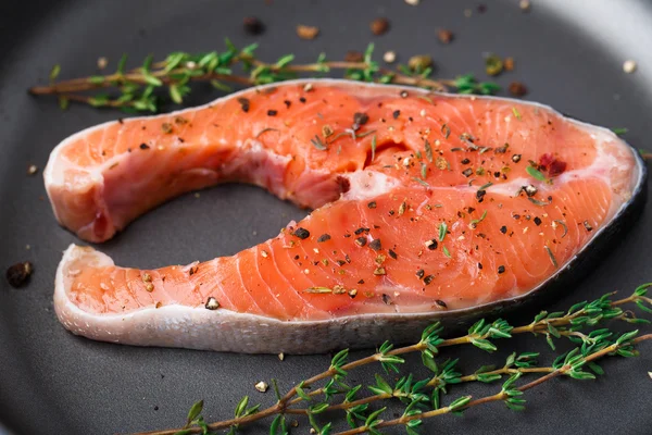 Lachssteak mit Thymian und Pfeffer — Stockfoto