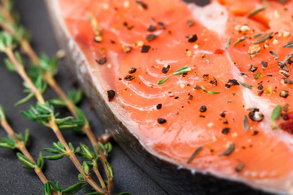 Filete de salmón con tomillo y pimienta — Foto de Stock