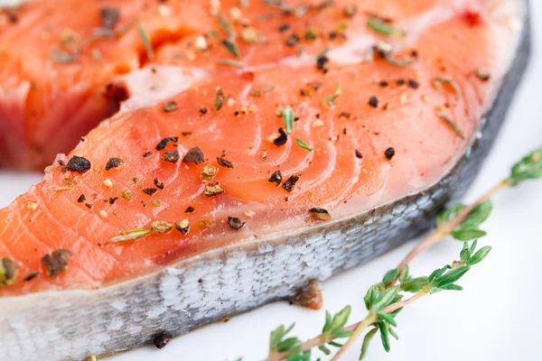 Salmon steak dengan thyme dan lada — Stok Foto