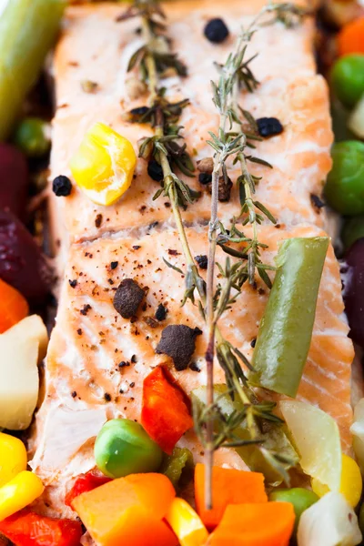 Salmon fillet with vegetables and thyme — Stock Photo, Image