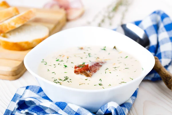 Sopa de queijo com costelas fumadas — Fotografia de Stock