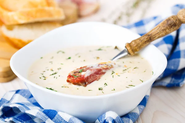 Soupe au fromage avec côtes fumées — Photo