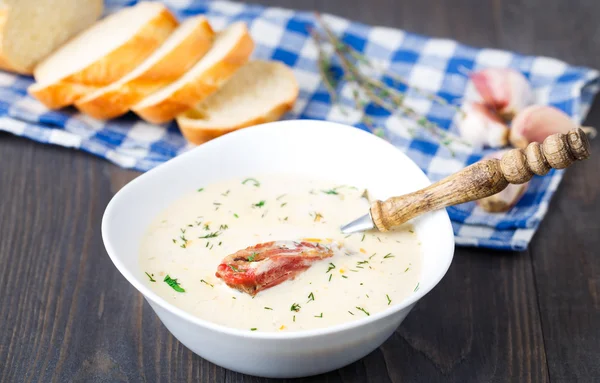 Käsesuppe mit geräucherten Rippen — Stockfoto