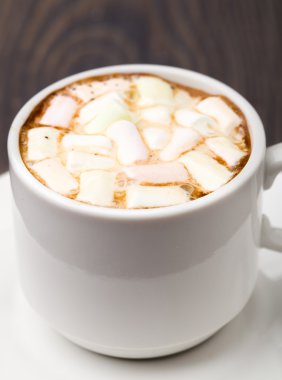 Bir fincan kremalı sıcak çikolata.