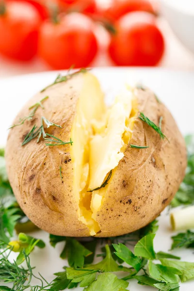 Bakad potatis med smör — Stockfoto