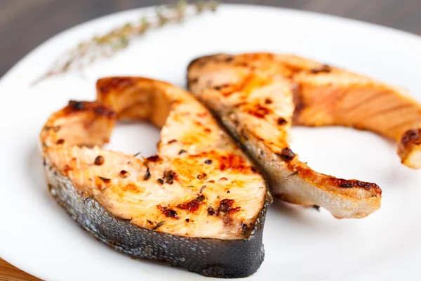 Lachssteak mit Thymian und Pfeffer — Stockfoto