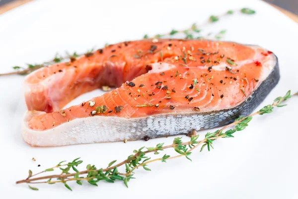 Bistecca di salmone con timo e pepe — Foto Stock