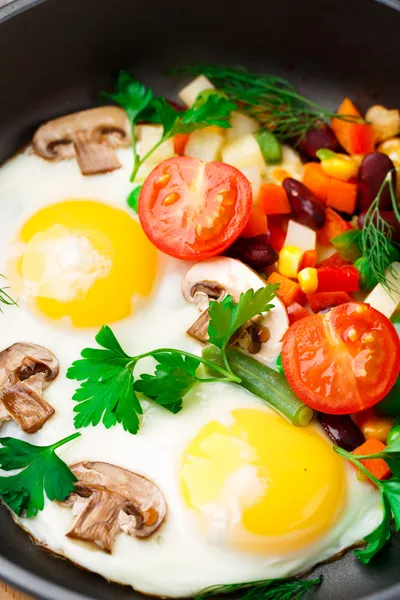 Uova fritte in una padella con verdure — Foto Stock