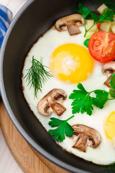 Uova fritte in una padella con verdure — Foto Stock