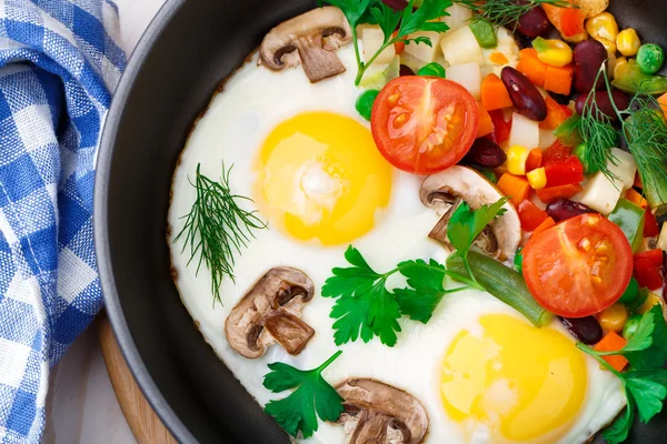 Жареные яйца в кастрюле с овощами — стоковое фото