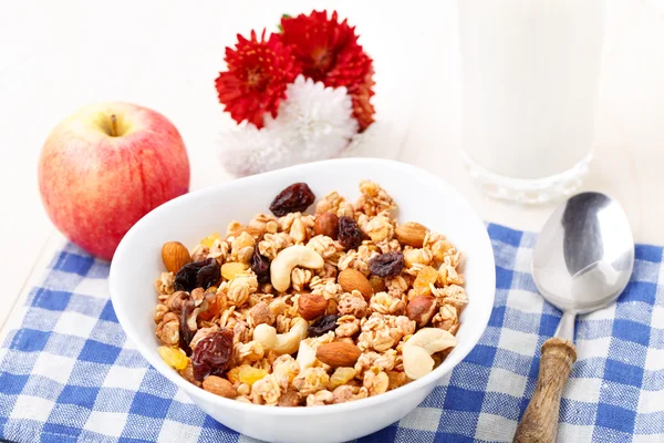 Snídaně zdravé müsli s ořechy a rozinkami — Stock fotografie