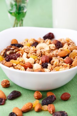 sağlıklı müsli kahvaltı ile fındık ve kuru üzüm