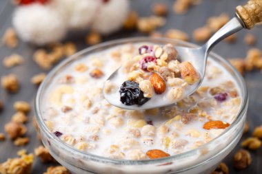 sağlıklı müsli kahvaltı ile fındık ve kuru üzüm