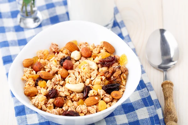 Snídaně zdravé müsli s ořechy a rozinkami — Stock fotografie