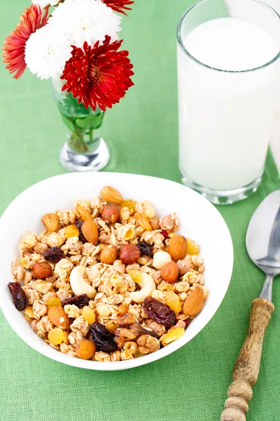 Sağlıklı müsli kahvaltı ile fındık ve kuru üzüm — Stok fotoğraf