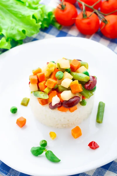 Вкусный рис с овощами — стоковое фото
