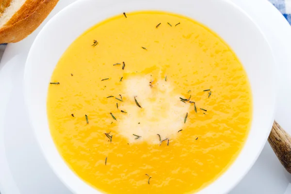 Soupe de citrouille dans un bol blanc — Photo